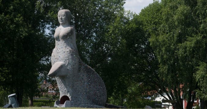 STATUE: På Bakkestranda står statuen Rottejomfruen. Den er laget av bildekunstneren Marit Benthe Norheim fra Skien. Rottejomfruen er en skikkelse fra Henrik Ibsens skuespill Lille Eyolf.