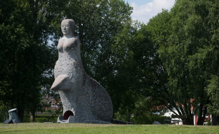 STATUE: På Bakkestranda står statuen Rottejomfruen. Den er laget av bildekunstneren Marit Benthe Norheim fra Skien. Rottejomfruen er en skikkelse fra Henrik Ibsens skuespill Lille Eyolf.