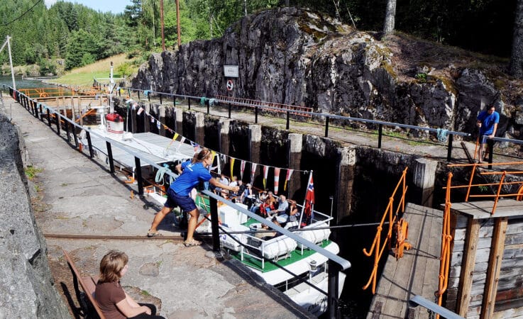 PORTER: MS Victoria i Eidsfoss sluser. Portene i Eidsfoss sluser blir åpnet og lukket med handkraft akkurat som det ble gjort i Bandak-Norsjøkanalen fra starten for mer enn 120 år siden.