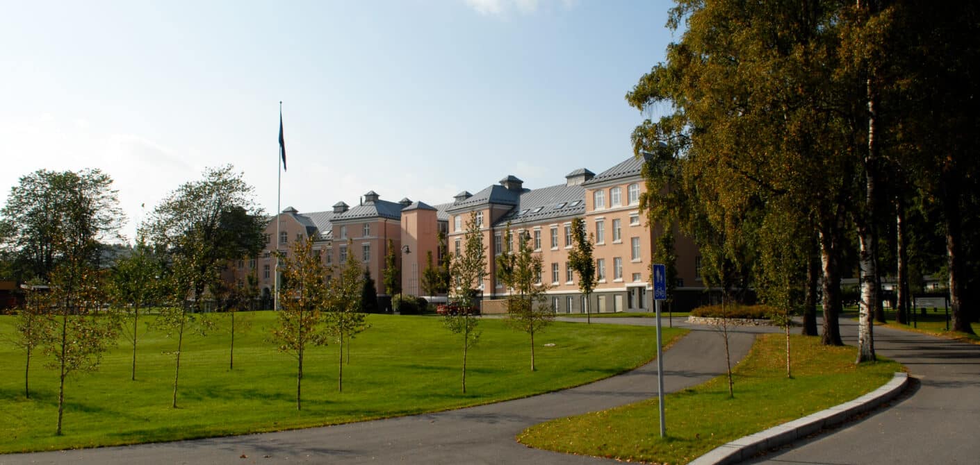 SYKEHUS: Faret sykehus for psykiatri ble åpnet i 1909. Nå er de store, rosa bygningene en del av Sykehuset Telemark og inneholder ulike avdelinger.