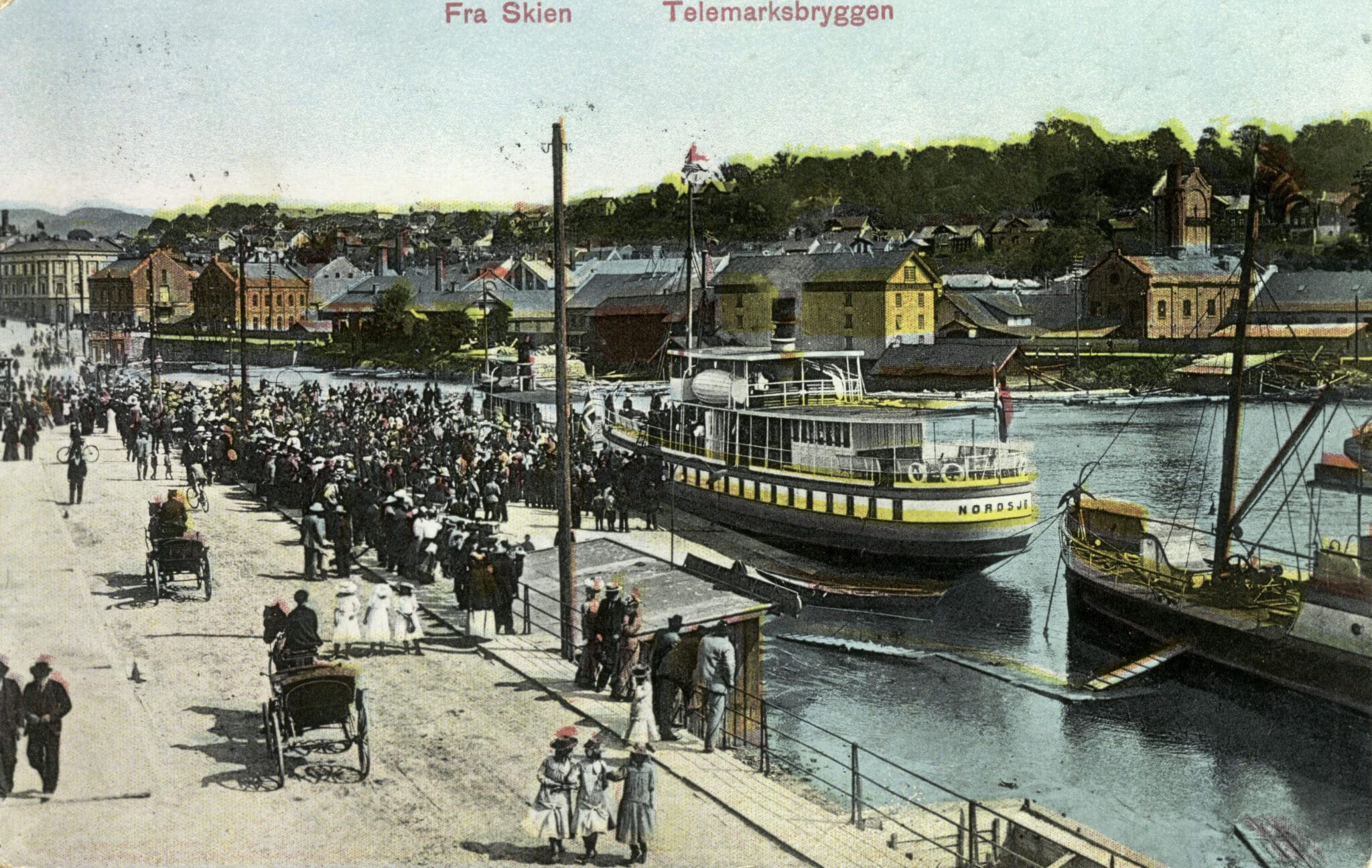FOLKSOMT: Ved Hjellebrygga har folk gått om bord i båtene som har seilt på kanalen, siden brygga ble bygd i 1900. Sommeren 1906 gikk det båt fra Skien til Dalen klokka 7.15 og 14.50 alle hverdager. I tillegg var det båtruter til Gvarv og Heddal (Notodden).