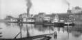 1907: Passasjerbåter og en lastebåt ligger ved Hjellebrygga. Båtene er DS Inland, DS Victoria, DS Dyre Vaa og DS Lundetangen. FOTO: Wilse, Nasjonalbiblioteket