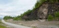 HYDROBRUDDET: Den store, hvite v-formen oppe i bergveggen er en gang av søvitt. Dette steinbruddet har vært i drift i ulike perioder helt fra middelalderen og til våre dager.