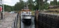 MS VICTORIA: Kanalbåten seiler inn i Kjeldal sluse. MS Victoria ble bygd i 1882.