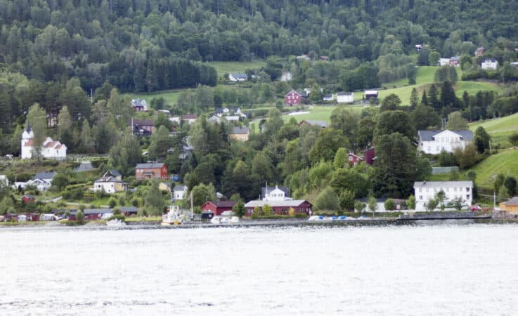 OVERSIKT: Lårdalsbygda med Lårdal brygge til høyre i bildet.