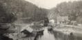 TIDLIG PÅ 1900-TALLET: Innseilingen til Løveid sluser fra Hølen fra tidlig på 1900-tallet. Til høyre for slusene ligger kanalens kontor og bolig, som brant ned på 1980-tallet. Båten foran til venstre heter Generalen. Den var Union Co's postbåt.