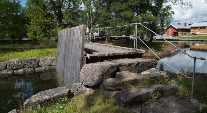 HISTORISDK: Nåledammene er historie, og her i Lunde slusepark er en kort del av den gamle nåledammen i Lunde stilt ut for å vise hvordan de historiske dammene så ut.