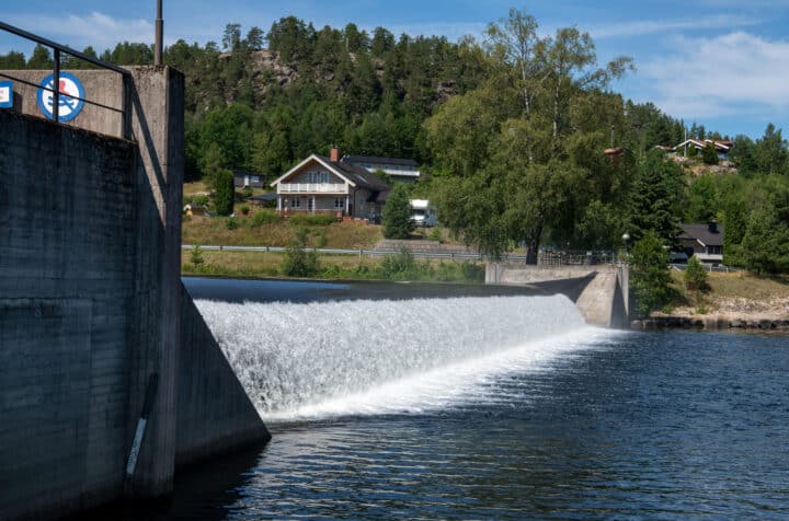 HØYDE: Dammen ved Lunde sluse holdet vannet overfor slusa på et bestemt nivå slik at det er mulig å kjøre båter i kanalen.