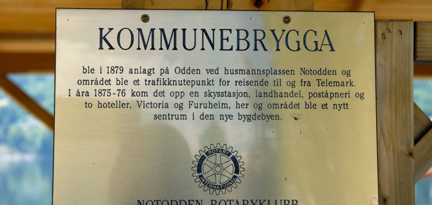 SKILT: Kommunebrygga på Notodden ble bygd lenge før Notodden ble by (1913).