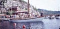 JORDOMSEILING: Fra båthavna på Notodden kan en seile ut i verden. Havna ligger i enden av det østre løpet av Skiensvassdraget. Hvis båten er opptil 31,4 m lang og 6,6 m bred, går den gjennom slusene på Løveid ved Skotfoss og i Skien. Derfra ligger havet og hele verden og venter. I 1985 dro Tor Friis og Jan Oddvar Lia, begge født og oppvokst i Heddal, på jordomseiling med seilbåten «Free». De hadde brukt fire år på å bygge båten oppe i Heddøla mens de drømte om tropiske farvann. I to år seilte karene jorda rundt og førte «Free» gjennom både Panamakanalen og Suezkanalen. Men aller først måtte «Free» seile gjennom Norsjø-Skienkanalen på sin vei til havet.