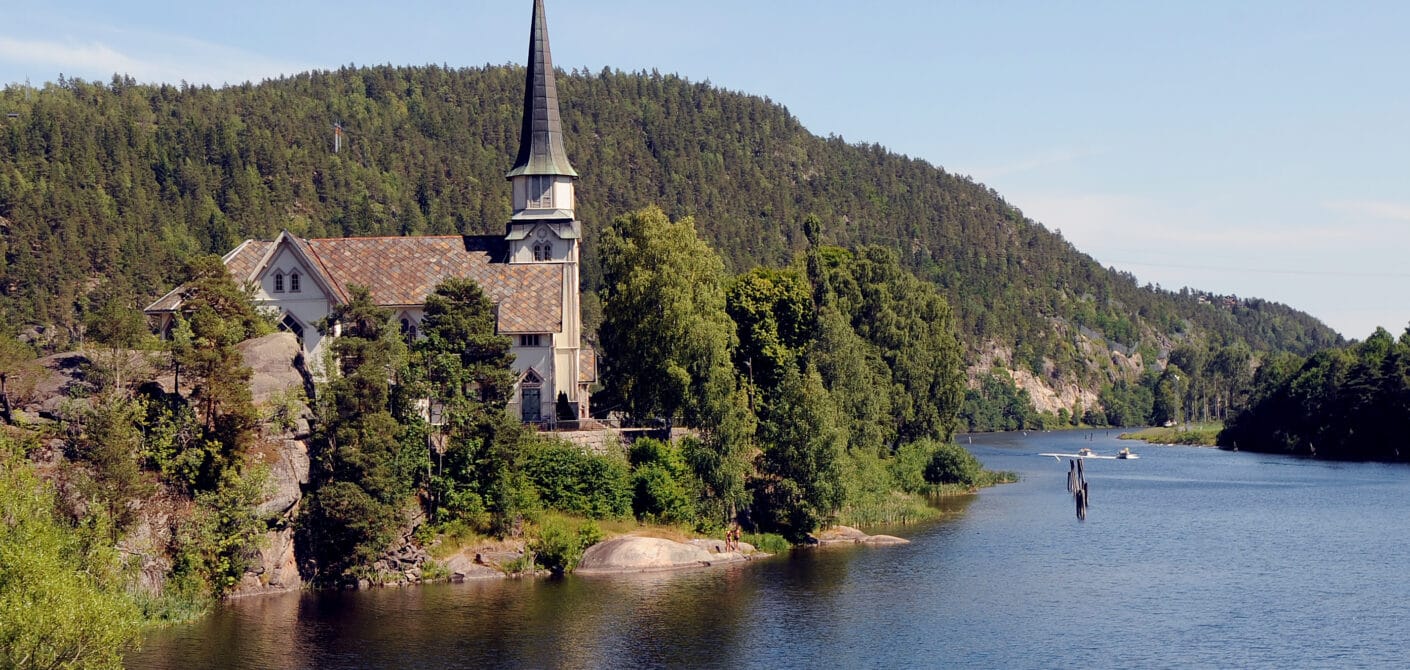 KIRKE: Ved elvebredden i Skotfoss sentrum ligger Skotfoss kirke.