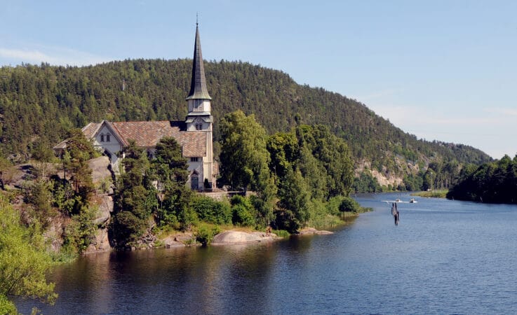KIRKE: Ved elvebredden i Skotfoss sentrum ligger Skotfoss kirke.