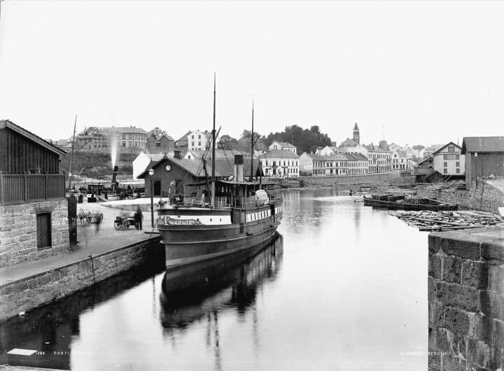 SMIEØYA: DS Victoria ligger ved brygga på Smieøya. Huset rett bak båten er ekspedisjonslokale. Her ble det solgt billetter og ordnet med frakt med båtene som seilte på kanalen. FOTO: Knud Knudsen, UiB.