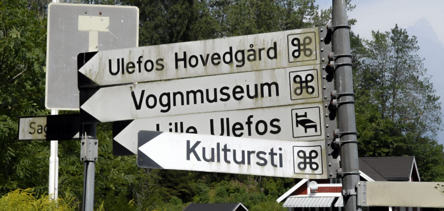 VEISKILT: Ulefos Hovedgaard ligger høyt og fritt, og veien dit går opp en lang bakke.
