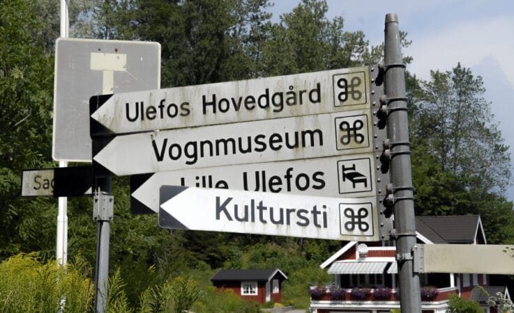 VEISKILT: Ulefos Hovedgaard ligger høyt og fritt, og veien dit går opp en lang bakke.