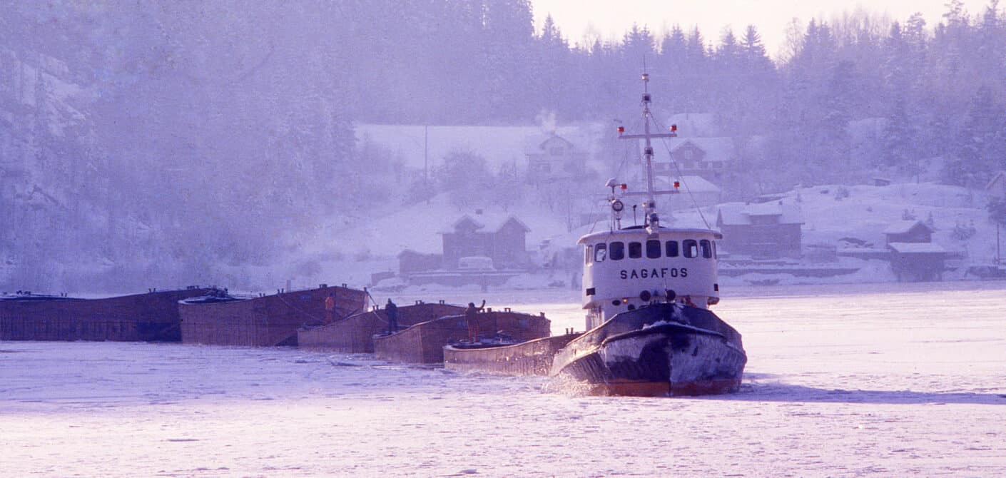 I ISEN: DS Sagafos ble bygd ved Trosvik verksted i 1938. Sagafos ble bygd om fra dampdrift til dieseldrift i 1959. Da ble det installert tre Volvo Penta-motorer på til sammen 600 HK. Båten ble solgt i 1986 og forliste utenfor Gotland i 1990. Bildet er tatt da båten var på vei inn til Løveid sluser.