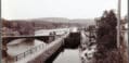 TIDLIG: Dette er et tidlig bilde av sluseanlegget. Det er ei vippebru over kanalen. I 1933 ble det bygget ny veibru. FOTO: Knud Knudsen, UBB
