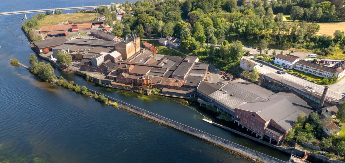 LANG HISTORIE: Ulefos Jernværk er grunnlagt i 1657. Bedriften er en av Europas eldste industribedrifter. Ulefos Jernværk har produsert jernovner siden tidlig på 1700-tallet, men har siden tidlig på 1950-tallet spesialisert seg på kumlokk og annet gategods.