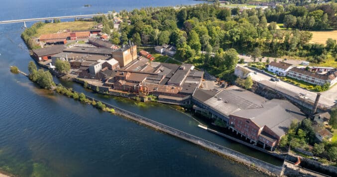 LANG HISTORIE: Ulefos Jernværk er grunnlagt i 1657. Bedriften er en av Europas eldste industribedrifter. Ulefos Jernværk har produsert jernovner siden tidlig på 1700-tallet, men har siden tidlig på 1950-tallet spesialisert seg på kumlokk og annet gategods.