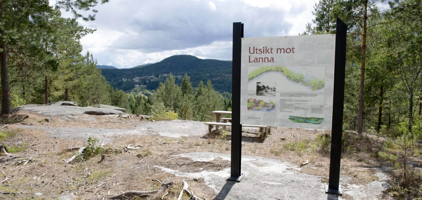 MELLOM TRÆRNE: Nede langs Telemarkskanalen ligger Lanna. Her lå det det første sentrum på Ulefoss.