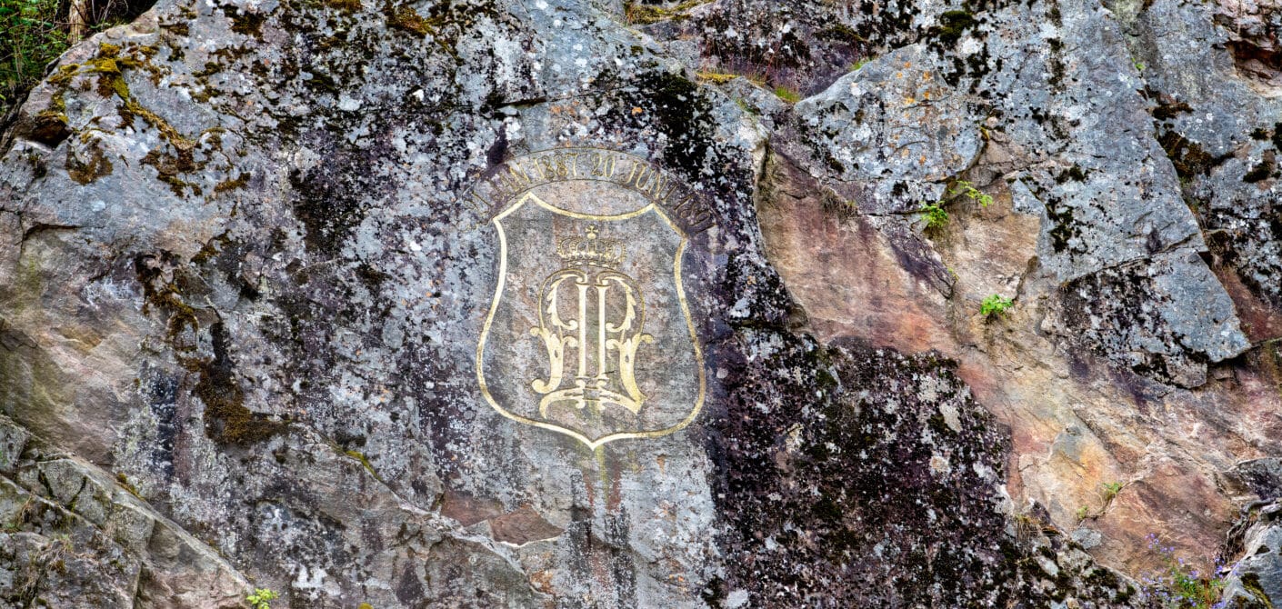 KONGELIG: Kong Oscar 2.s monogram i fjellveggen ved underkanalen i Vrangfoss.