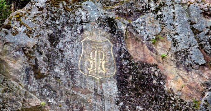 KONGELIG: Kong Oscar 2.s monogram i fjellveggen ved underkanalen i Vrangfoss.