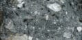 DAMKJERNITT: Dette er en damkjernitt-breksje. Vi kan se store biter av den berggrunnen smelten har trengt seg gjennom, sammen med mer finkornet masse. Noen av steinene ved utsiktspunktet er damkjernitt.