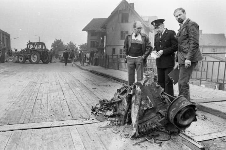 DRAMATISK: Karl Rich. Johansen, Robert Svenkerud og Geir Danielsen fra skienspolitiet undersøker restene av bilen etter eksplosjonen 25. september 1979. Kanalens hus var så ødelagte at de ble revet noen år seinere.