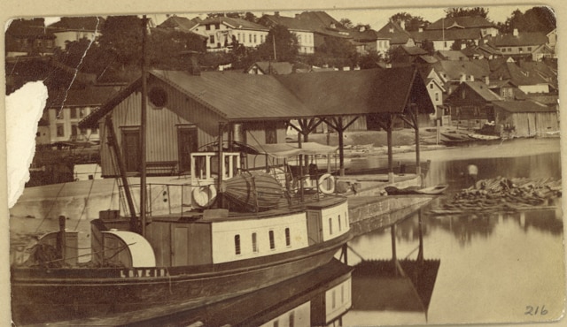 Kanalbrygga med s/s Løveid, før 1886.