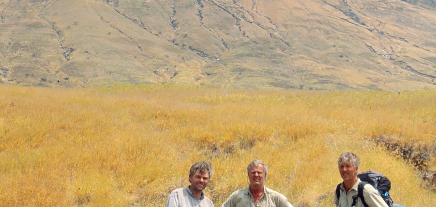 I AFRIKA: Regiongeolog Sven Dahlgren sammen med Bjørn Haavind og Per Ole Lindhjem fra NRK/Ut i Naturen. Nordmennene besøkte vulkanen Ol Doinyo Lengai som ligger i Tanzania.