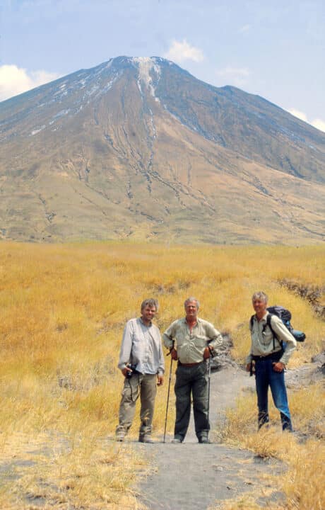 I AFRIKA: Regiongeolog Sven Dahlgren sammen med Bjørn Haavind og Per Ole Lindhjem fra NRK/Ut i Naturen. Nordmennene besøkte vulkanen Ol Doinyo Lengai som ligger i Tanzania.