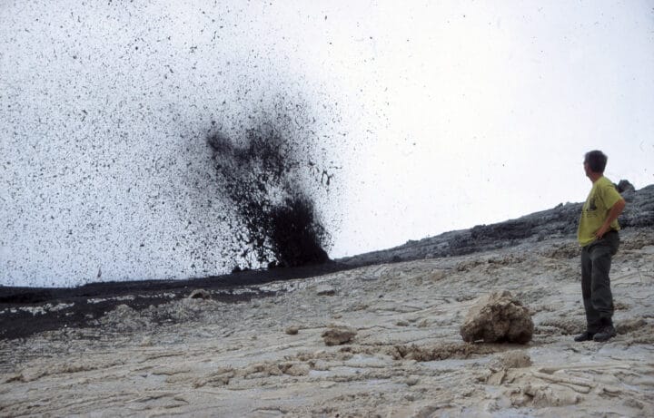 UTBLÅSING: Per Bjørn Solvang fra Ulefoss er vitne til at utblåsingen av lava fra vulkanens indre øker i styrke.